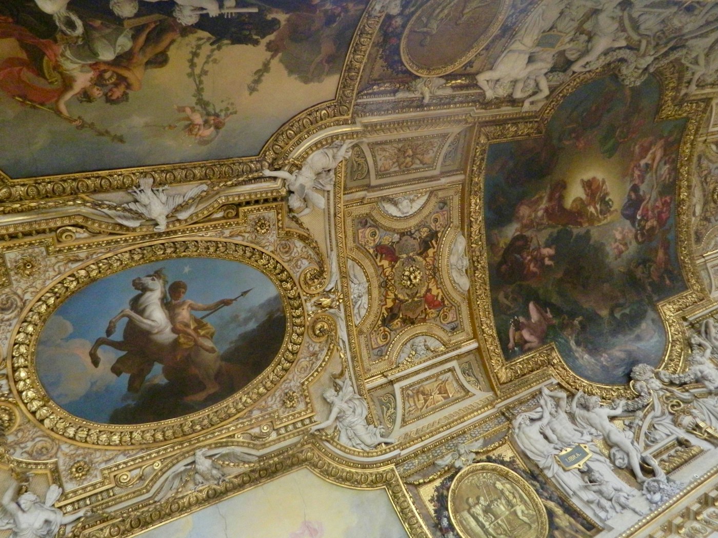 Galerie de musée avec tableaux accrochés